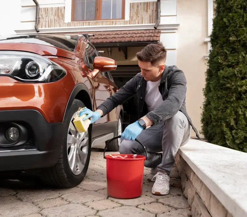 Lavage auto à domicile Grosville : professionnel intervenant sur un véhicule
